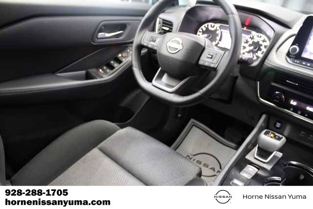 Used 2025 Nissan Rogue SV image 10