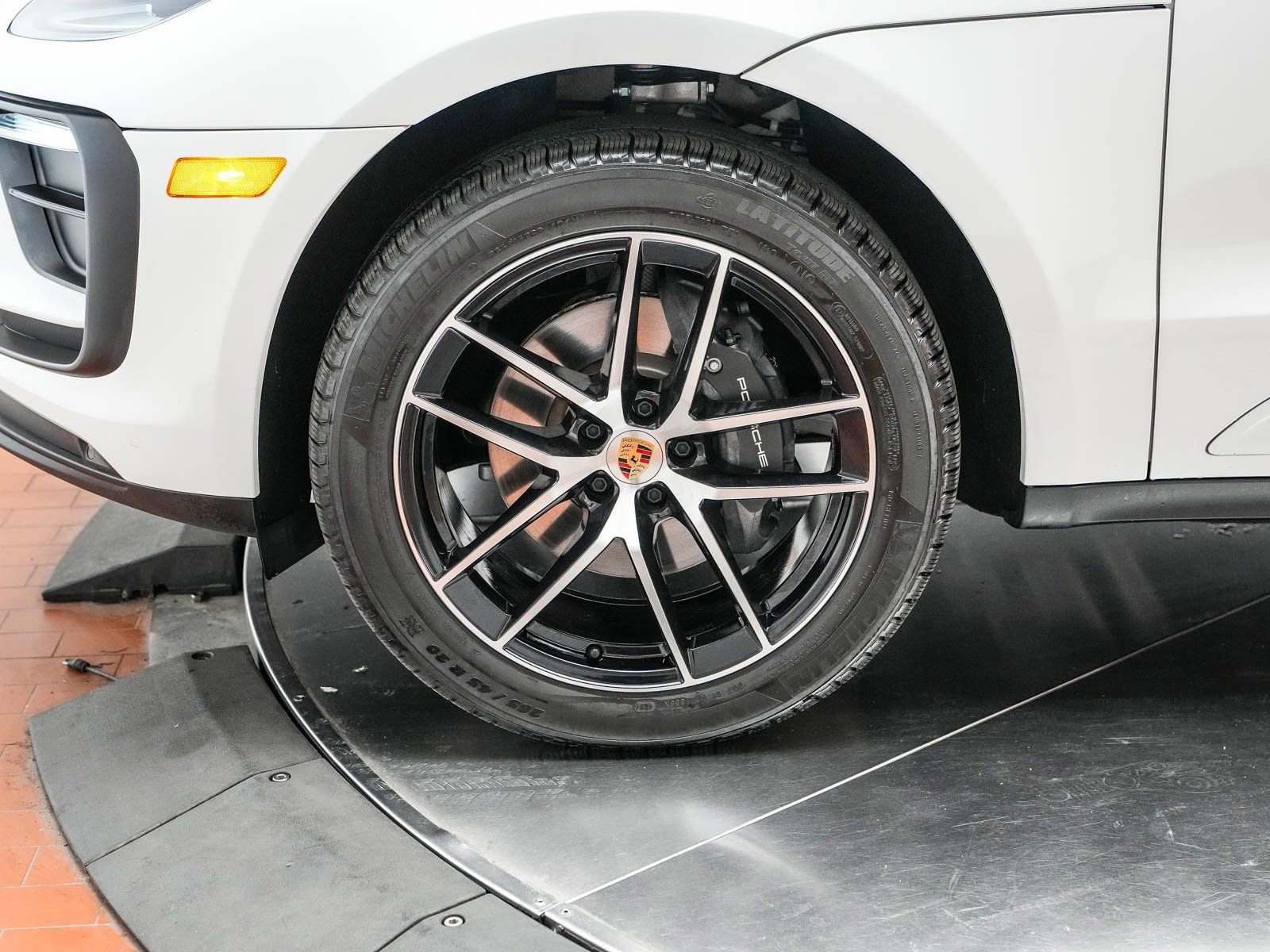 Certified 2025 Porsche Macan image 10