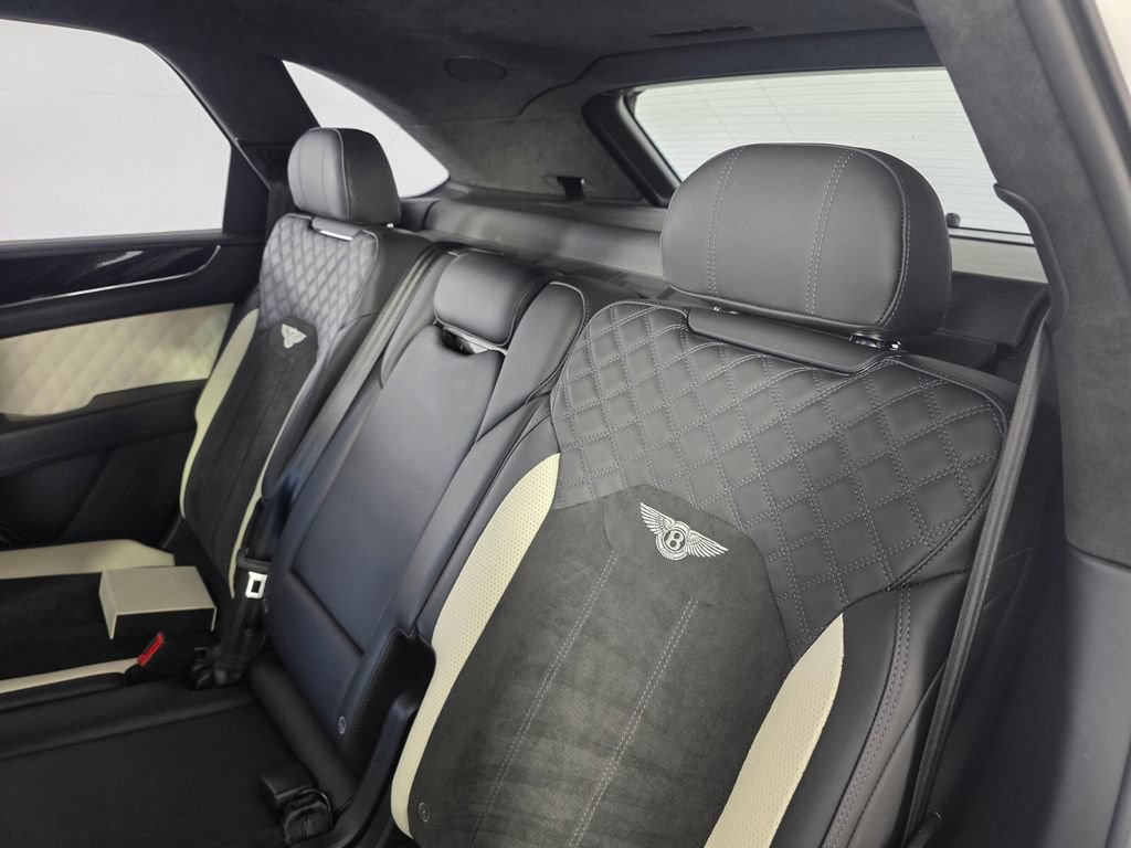 Used 2022 Bentley Bentayga AWD/4WD image 16
