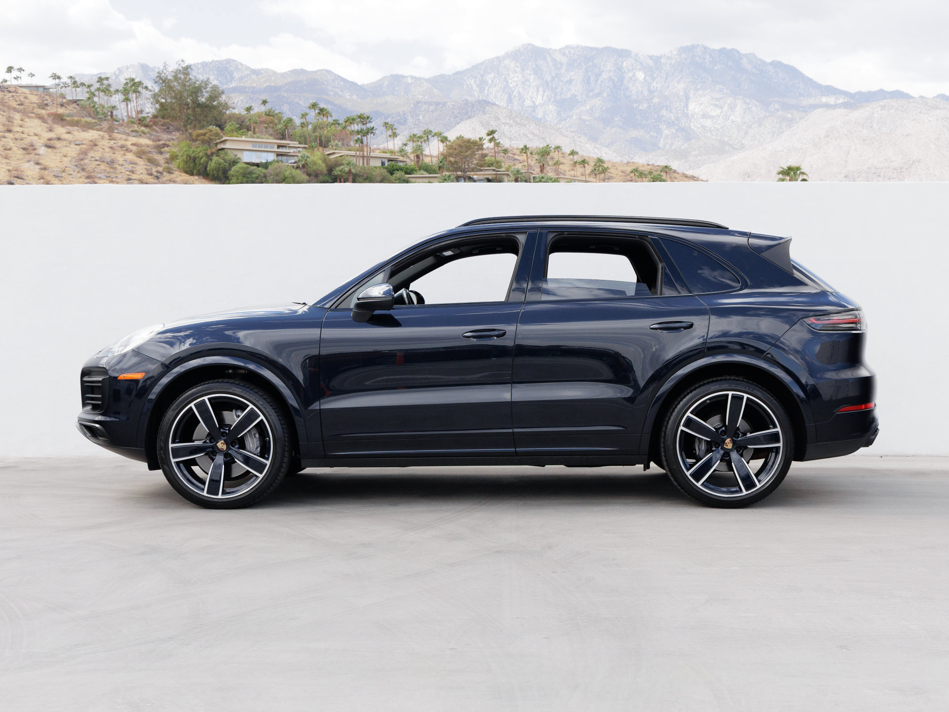 Certified 2023 Porsche Cayenne Platinum Edition AWD/4WD image 2