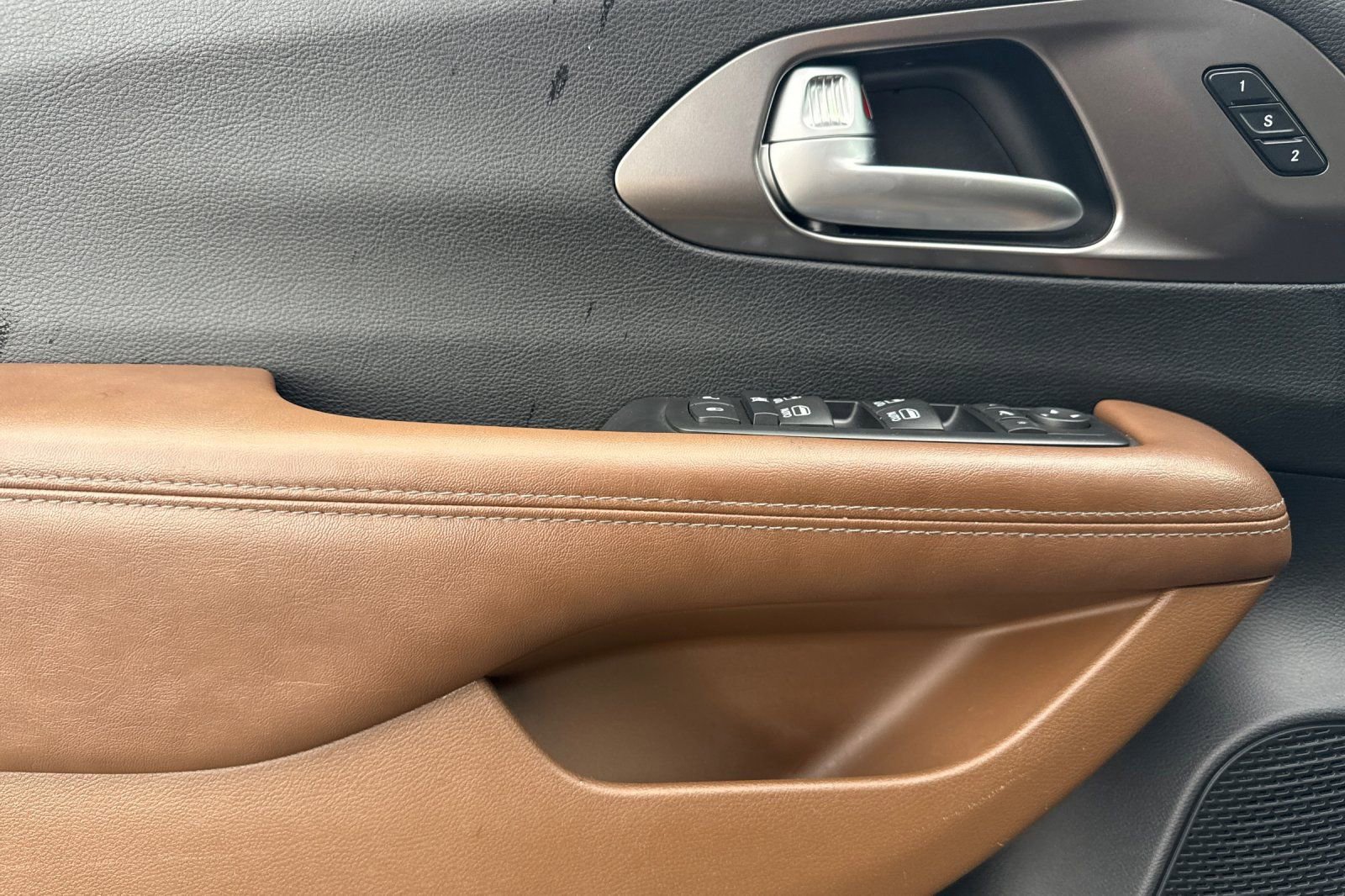 Used 2017 Chrysler Pacifica Limited w/ UConnect Theater Package FWD image 11