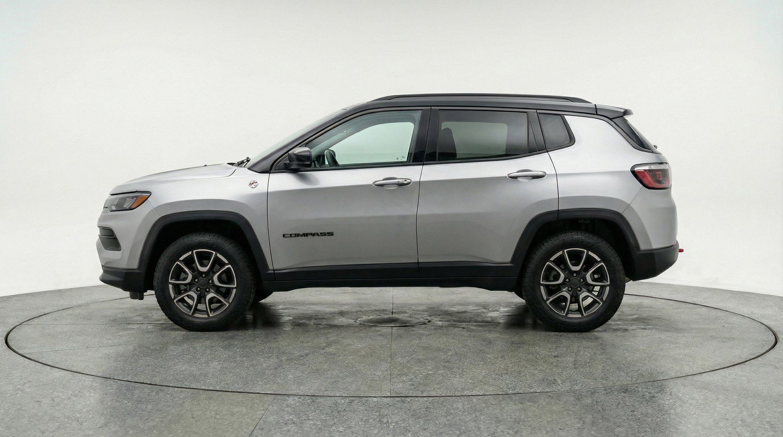 Used 2025 Jeep Compass Trailhawk AWD/4WD image 5