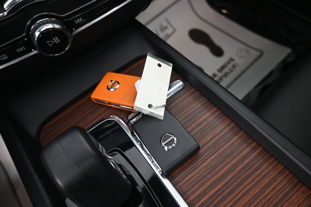 Used 2023 Volvo XC60 B5 Plus image 15