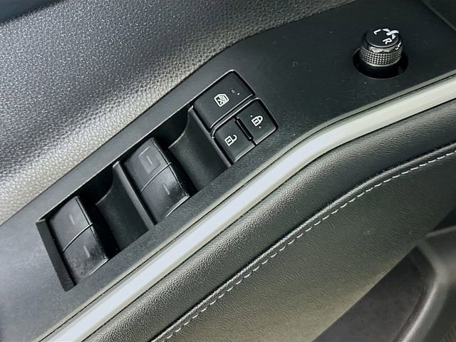 Used 2024 Toyota Highlander XLE AWD/4WD image 19