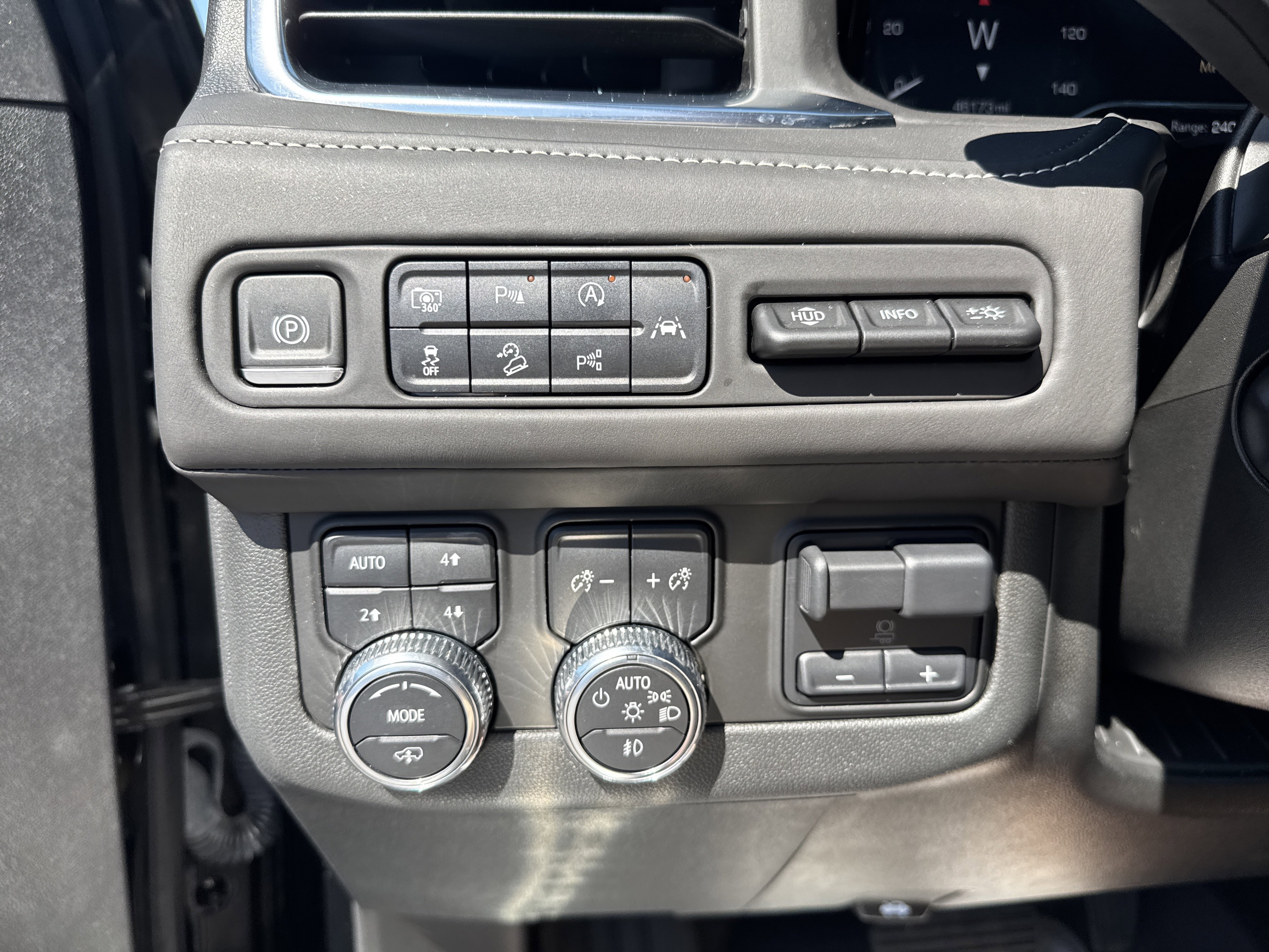 Used 2023 GMC Yukon Denali Ultimate AWD/4WD image 32
