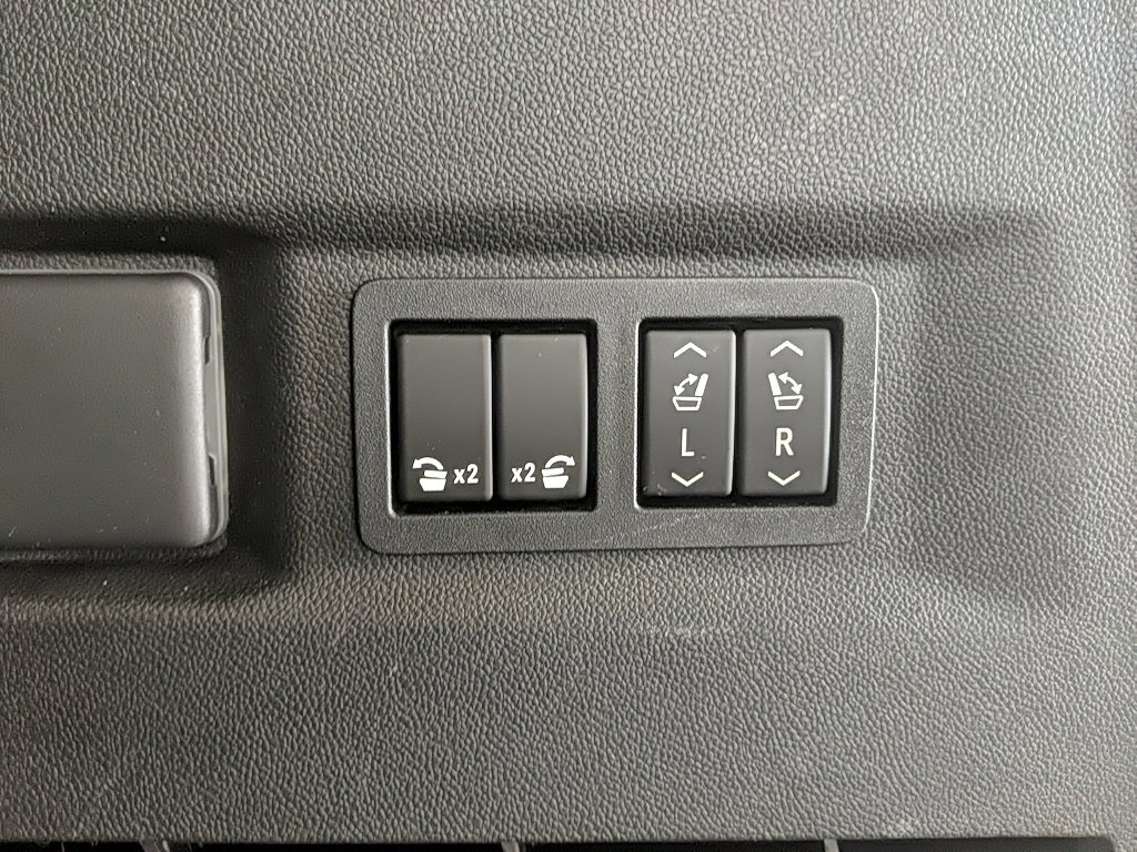 Used 2021 GMC Yukon Denali w/ Denali Premium Package image 11