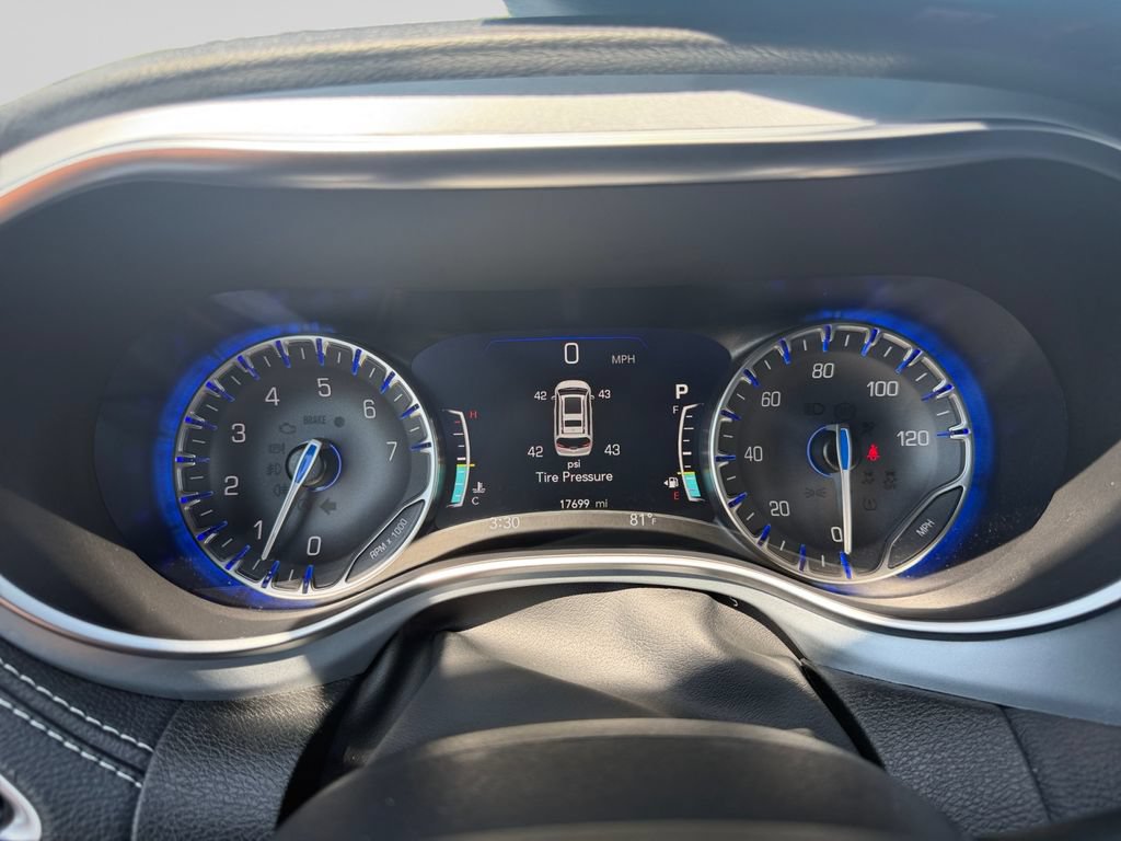 Used 2026 Chrysler Pacifica Limited FWD image 16