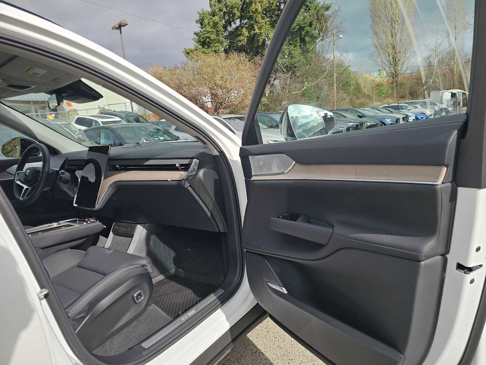 Certified 2025 Volvo EX90 Ultra image 13
