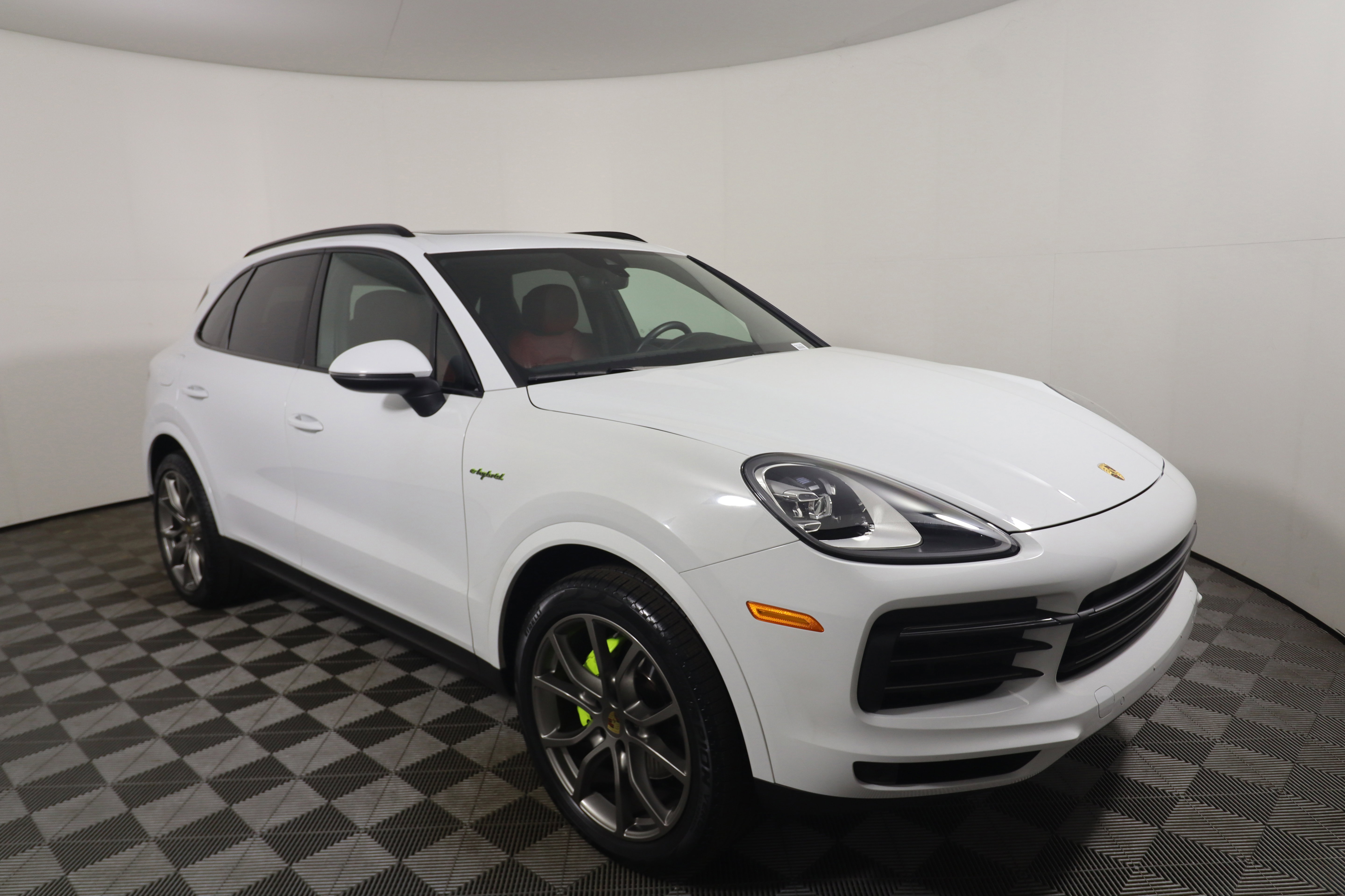 Certified 2023 Porsche Cayenne Platinum Edition image 9