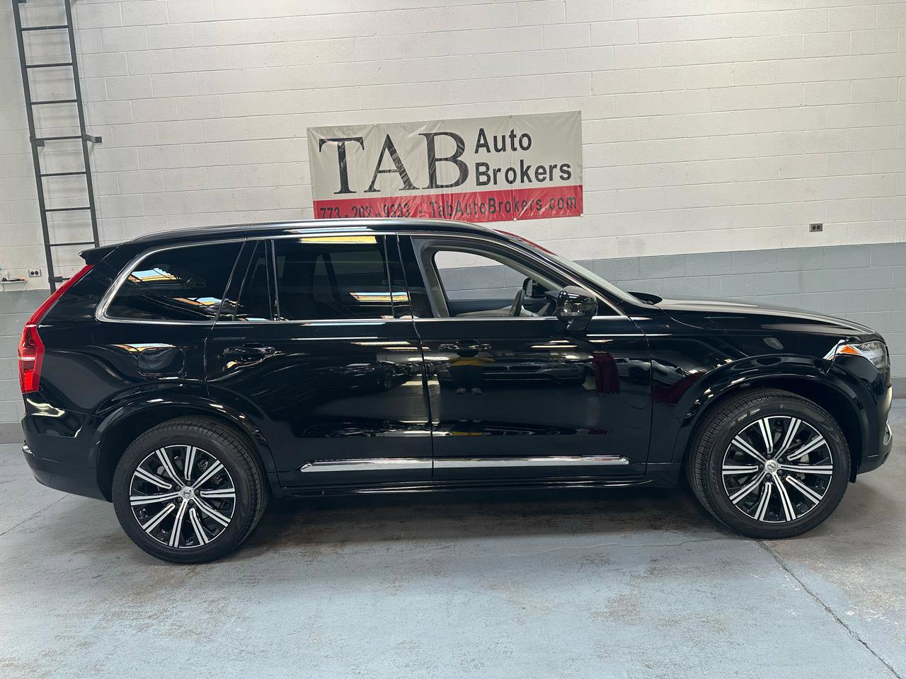 Used 2025 Volvo XC90 B5 Core w/ Protection Package Premier image 2