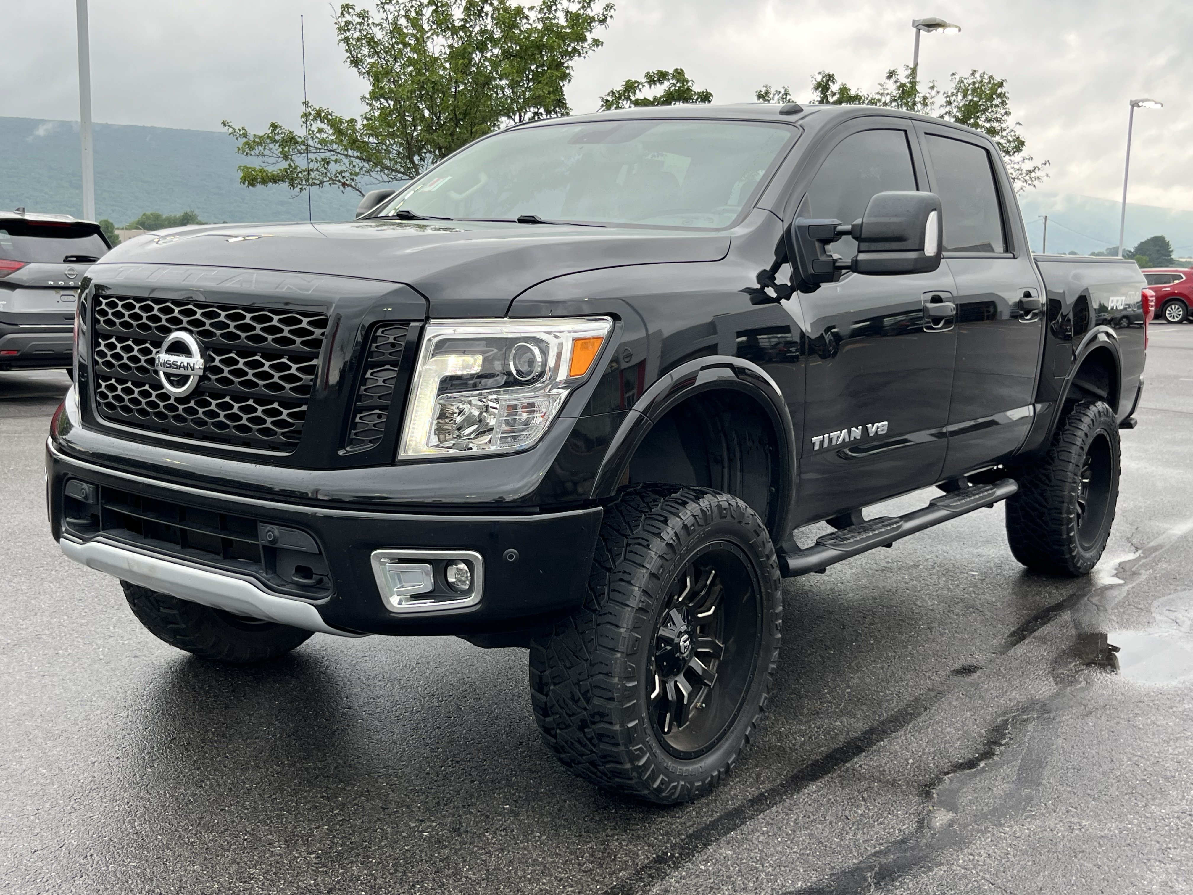 Used 2019 Nissan Titan PRO-4X w/ Pro-4x Convenience Package AWD/4WD image 10