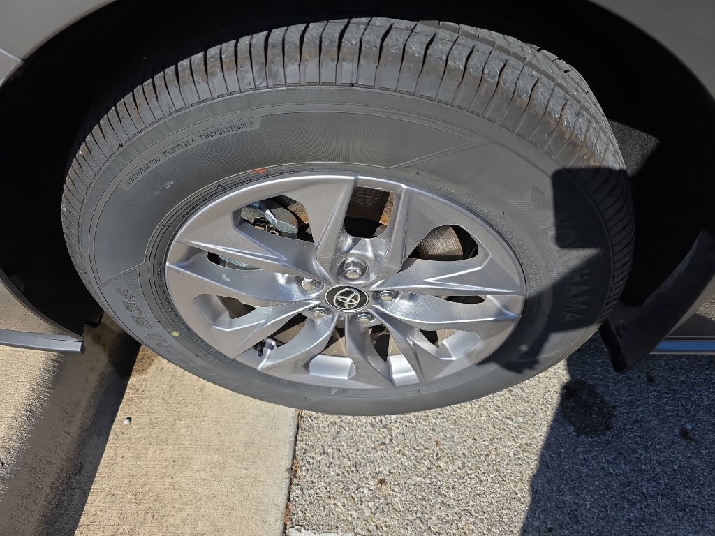 Used 2026 Toyota Sienna XLE image 5