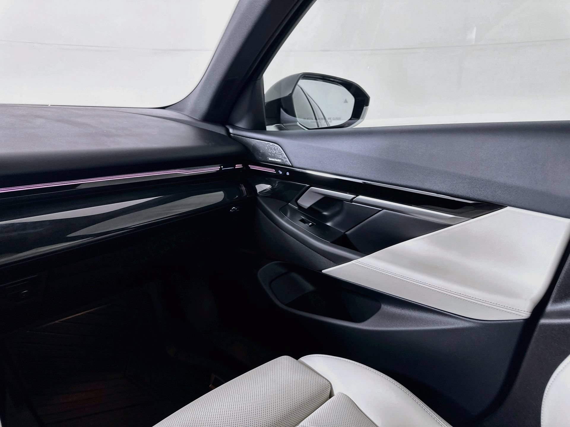 Used 2025 BMW 530i w/ Premium Package RWD image 25