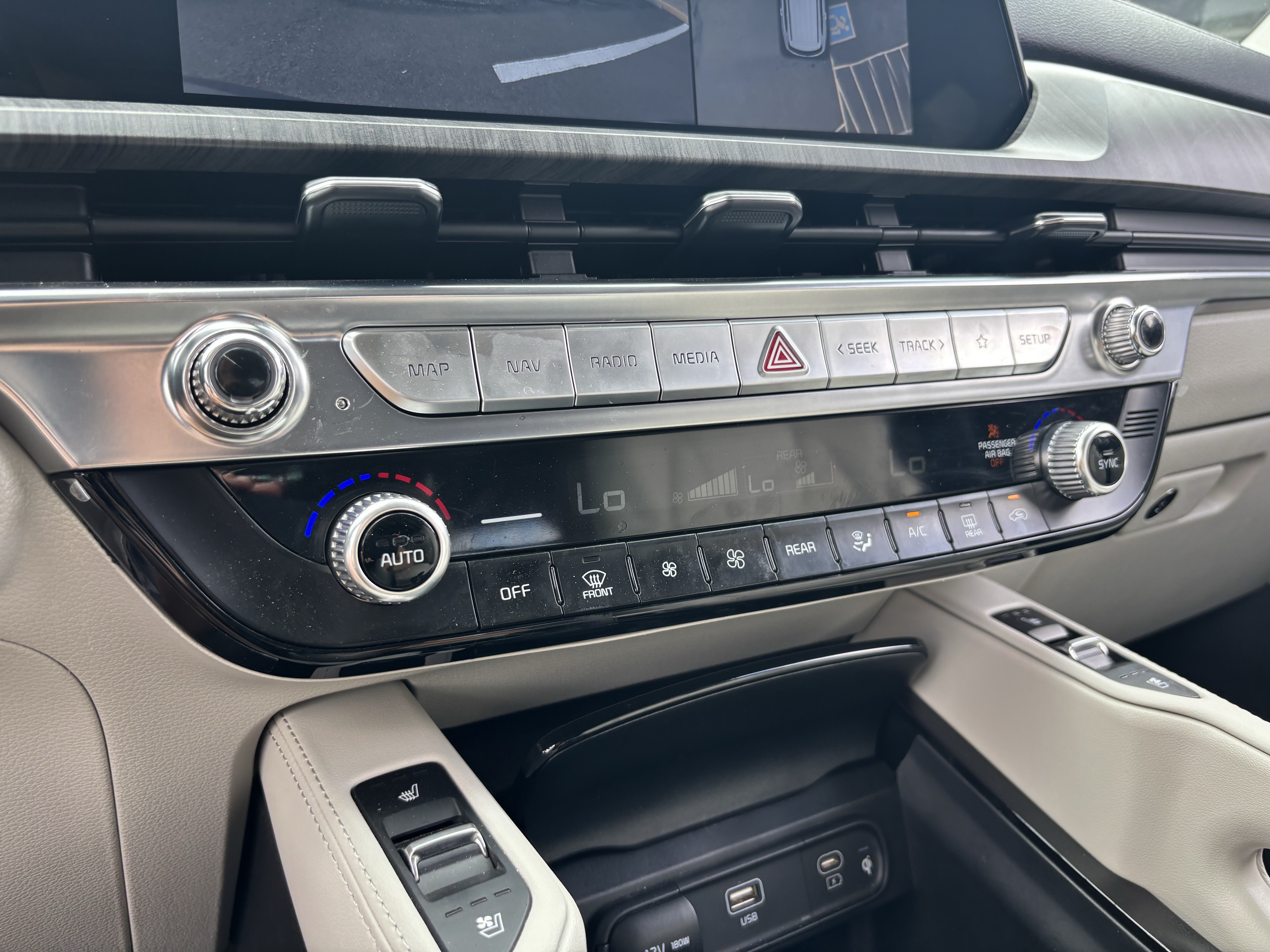 Certified 2024 Kia Telluride SX w/ Towing Package FWD image 23