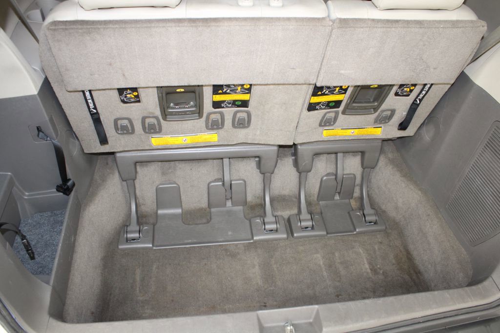 Used 2013 Toyota Sienna XLE image 33