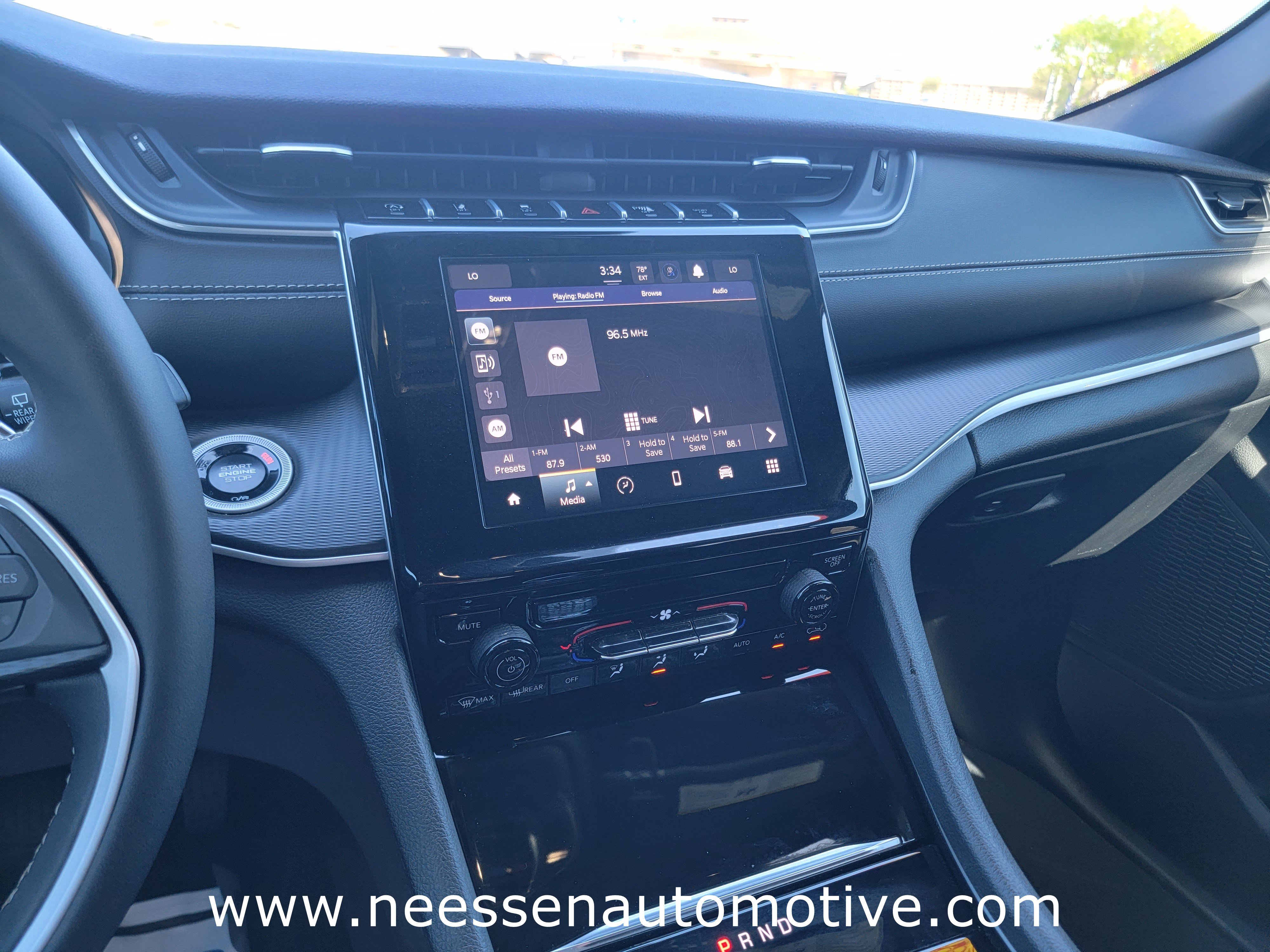 Used 2025 Jeep Grand Cherokee Laredo image 23