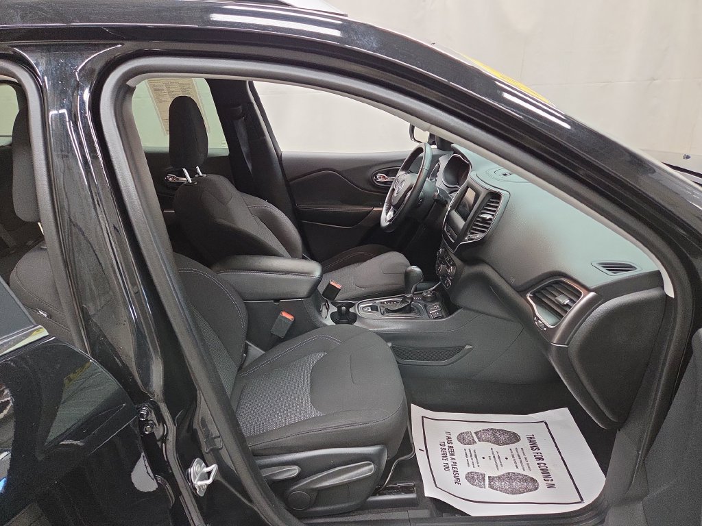 Used 2019 Jeep Cherokee Latitude w/ Cold Weather Group AWD/4WD image 12