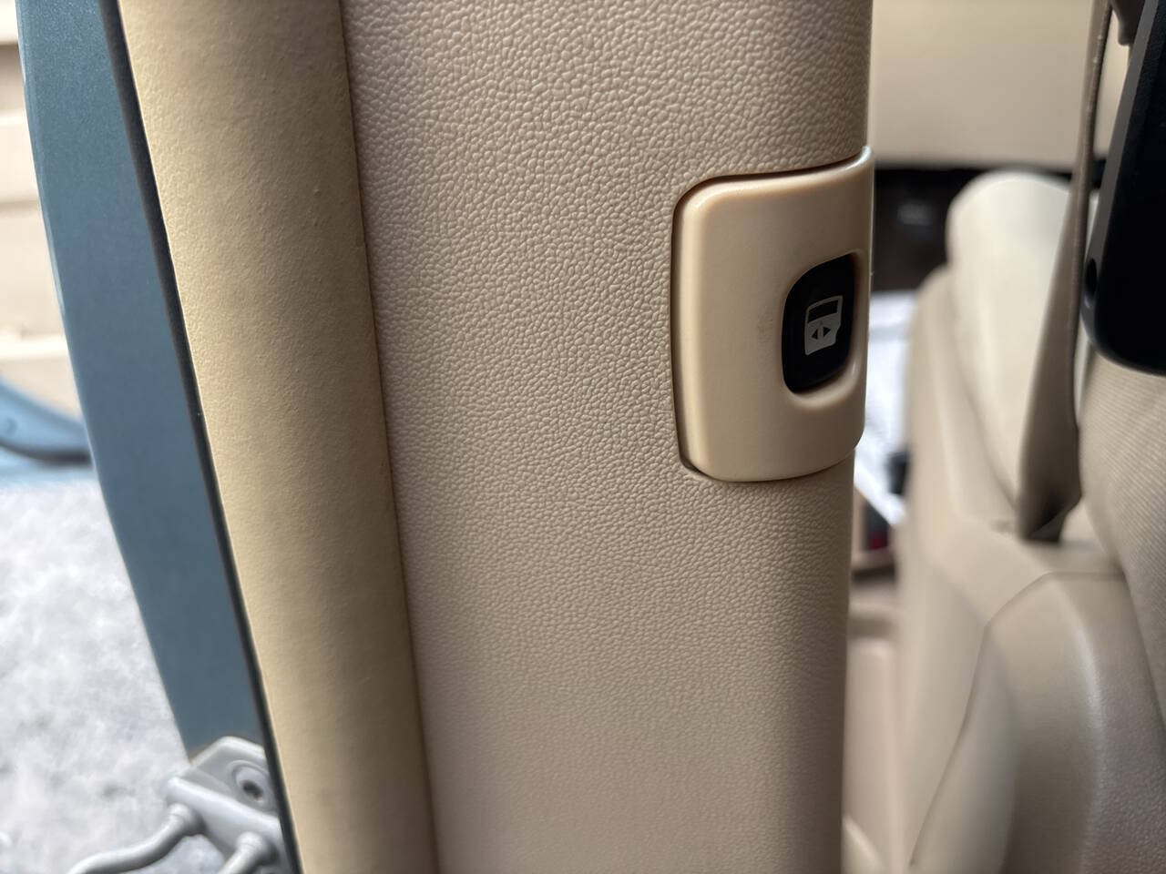 Used 2010 Chrysler Town & Country Touring w/ Entertainment Group #2 FWD image 18