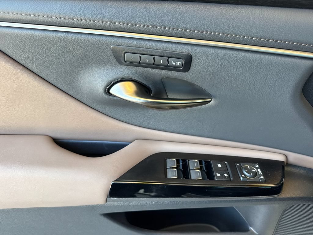Used 2025 Lexus ES 350 w/ Premium Package FWD image 12
