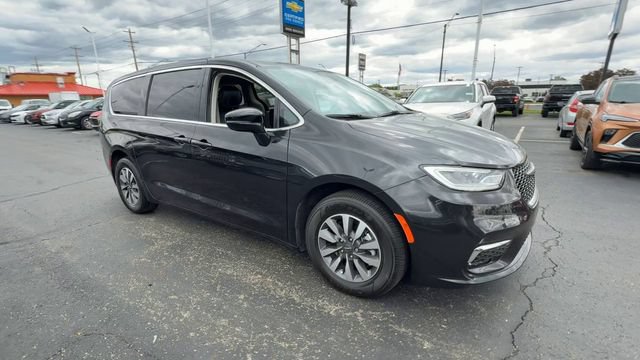 Used 2024 Chrysler Pacifica Limited FWD image 2