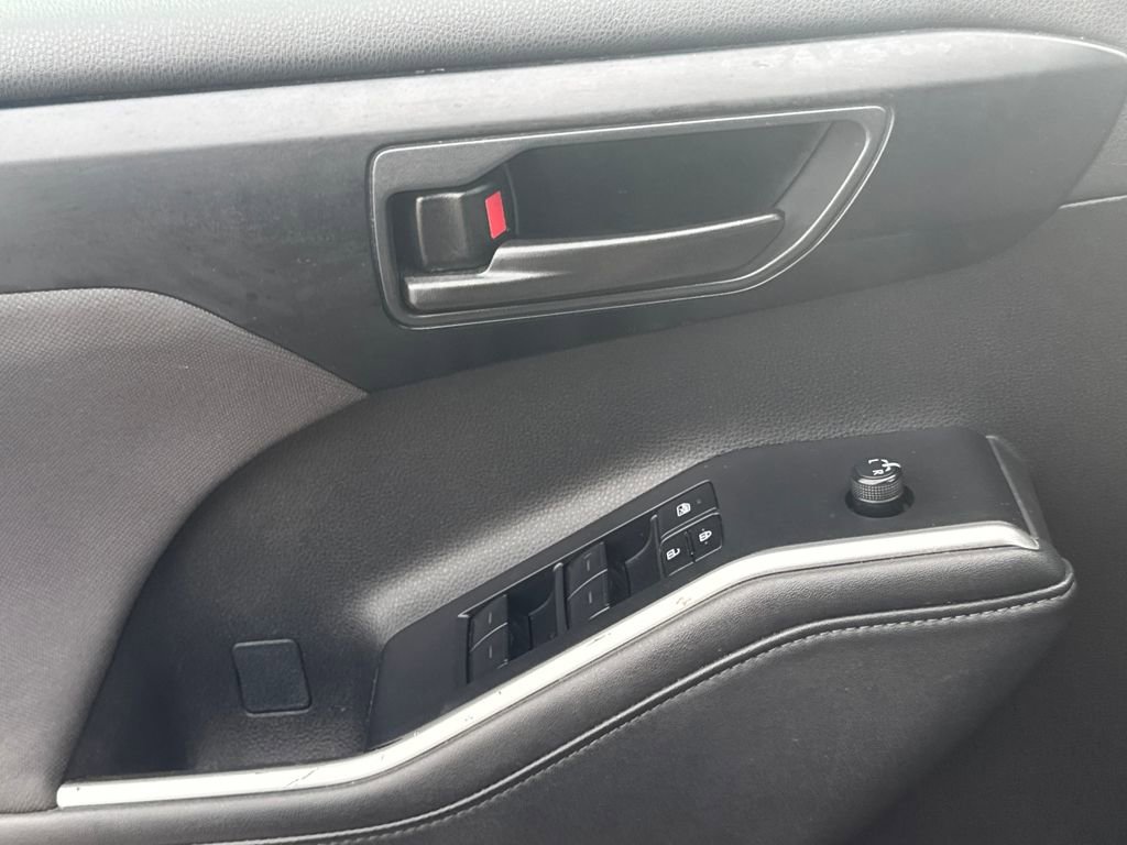 Used 2024 Toyota Highlander LE image 33