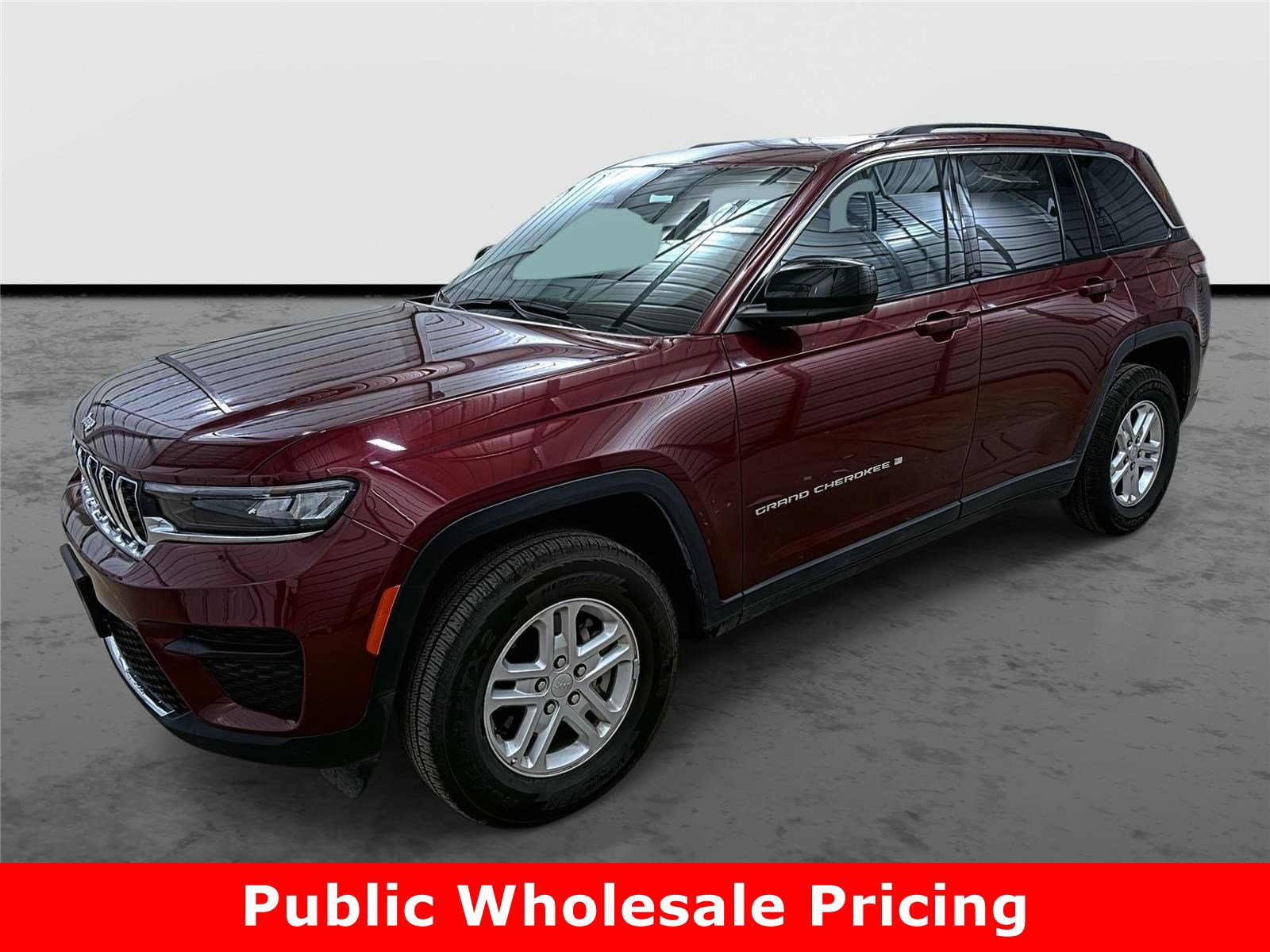 Used 2024 Jeep Grand Cherokee Laredo image 1