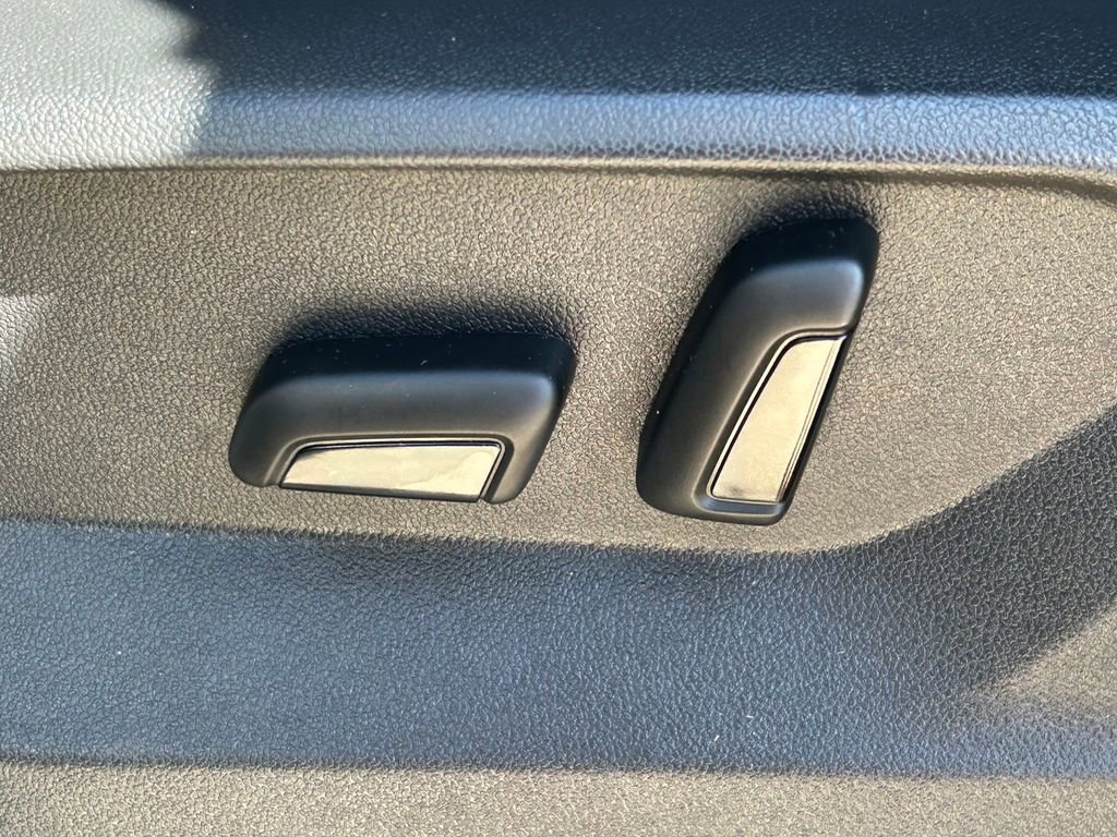 Used 2025 Volkswagen Atlas Cross Sport SE image 27