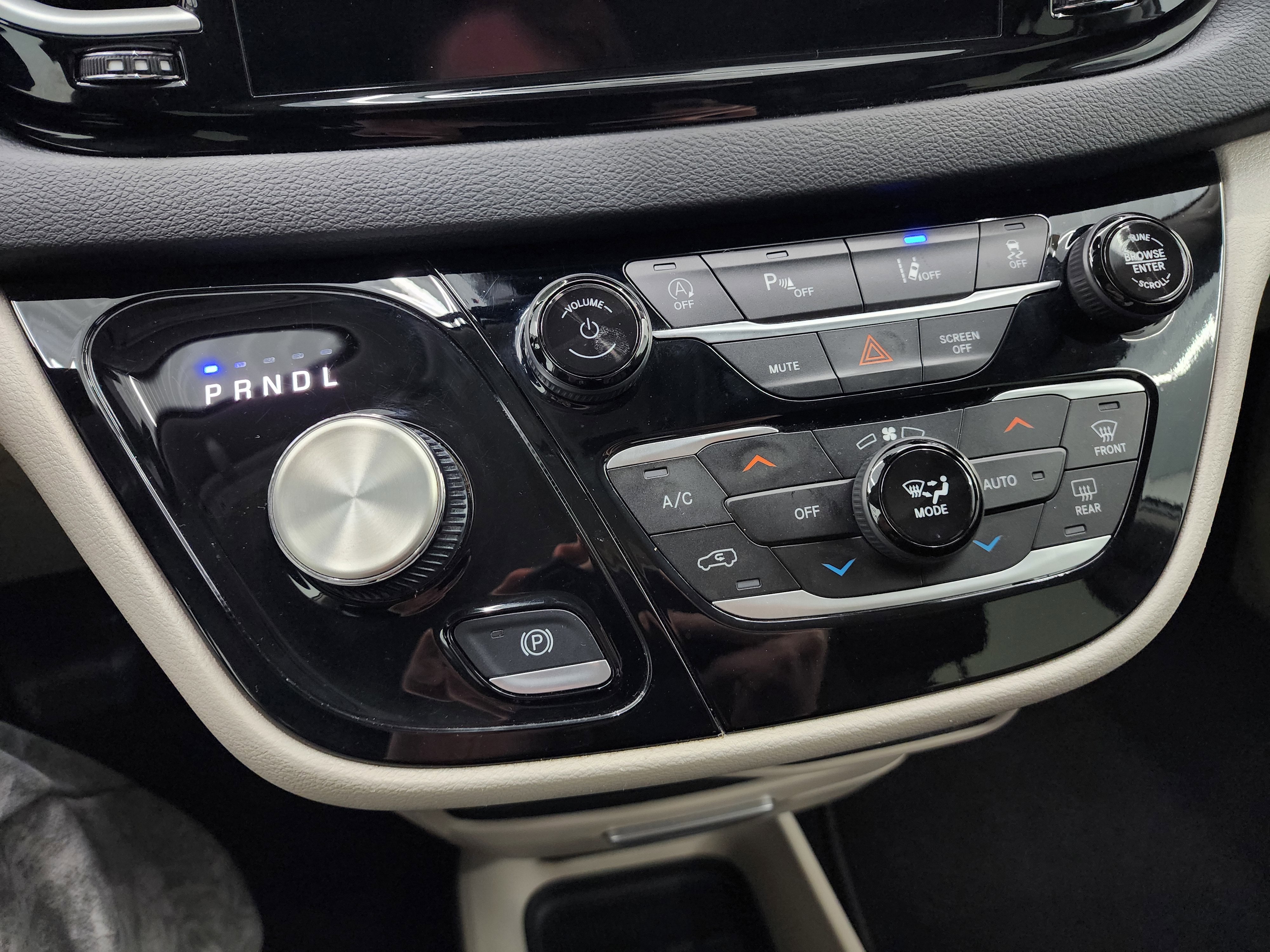 Used 2024 Chrysler Pacifica Touring-L FWD image 47