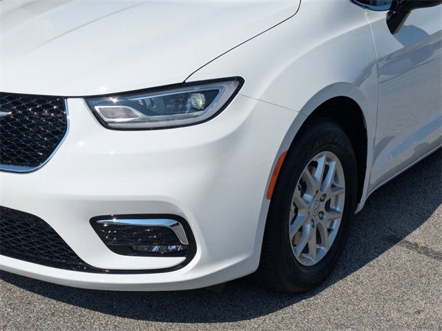 New 2025 Chrysler Pacifica Select image 9