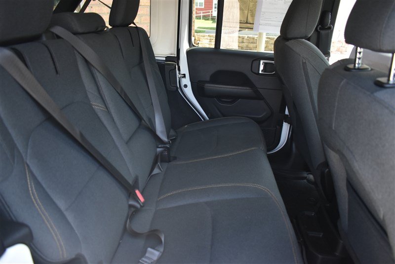Used 2024 Jeep Wrangler Unlimited Sahara w/ Technology Group AWD/4WD image 31