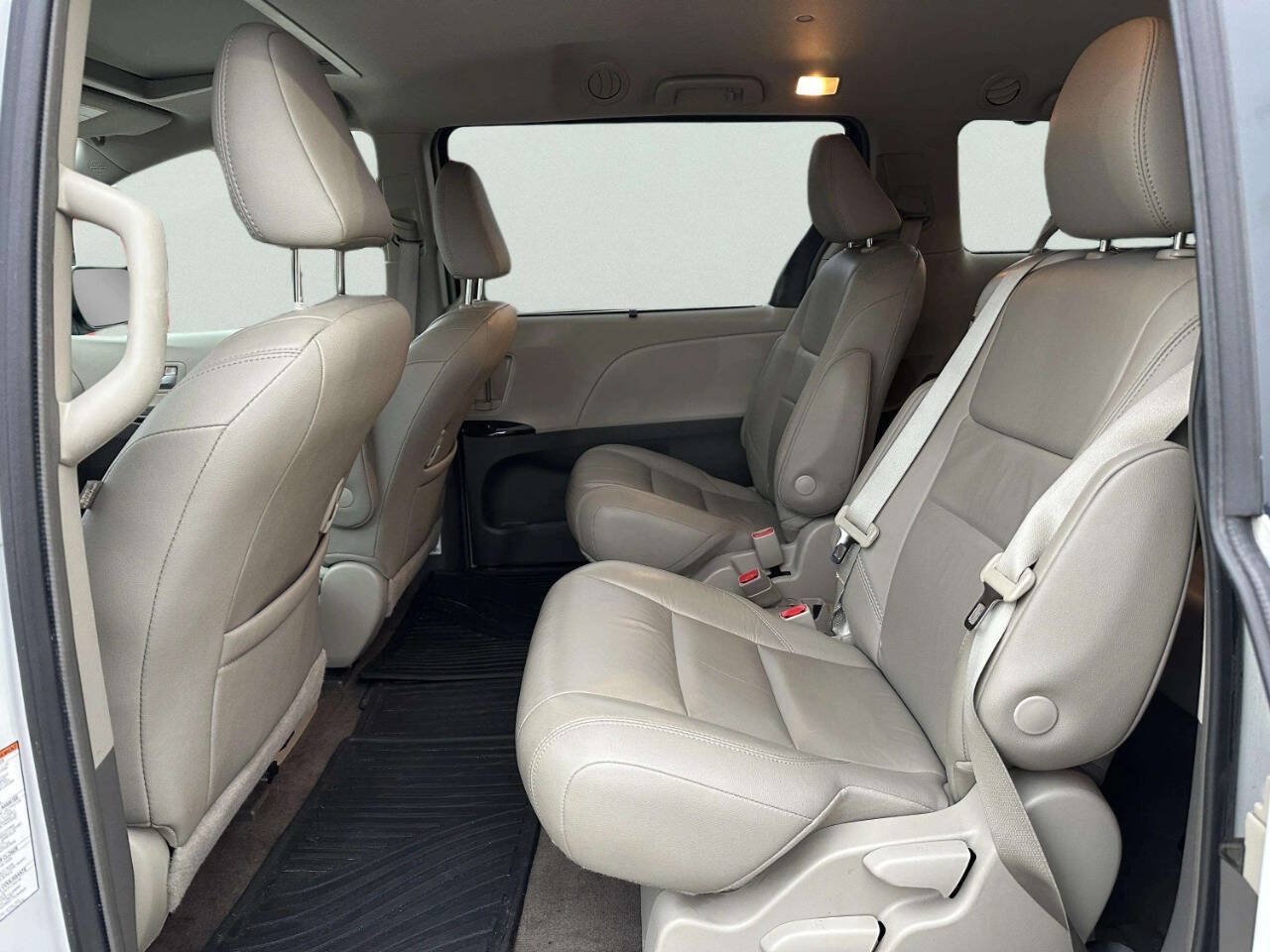 Used 2018 Toyota Sienna XLE FWD image 11