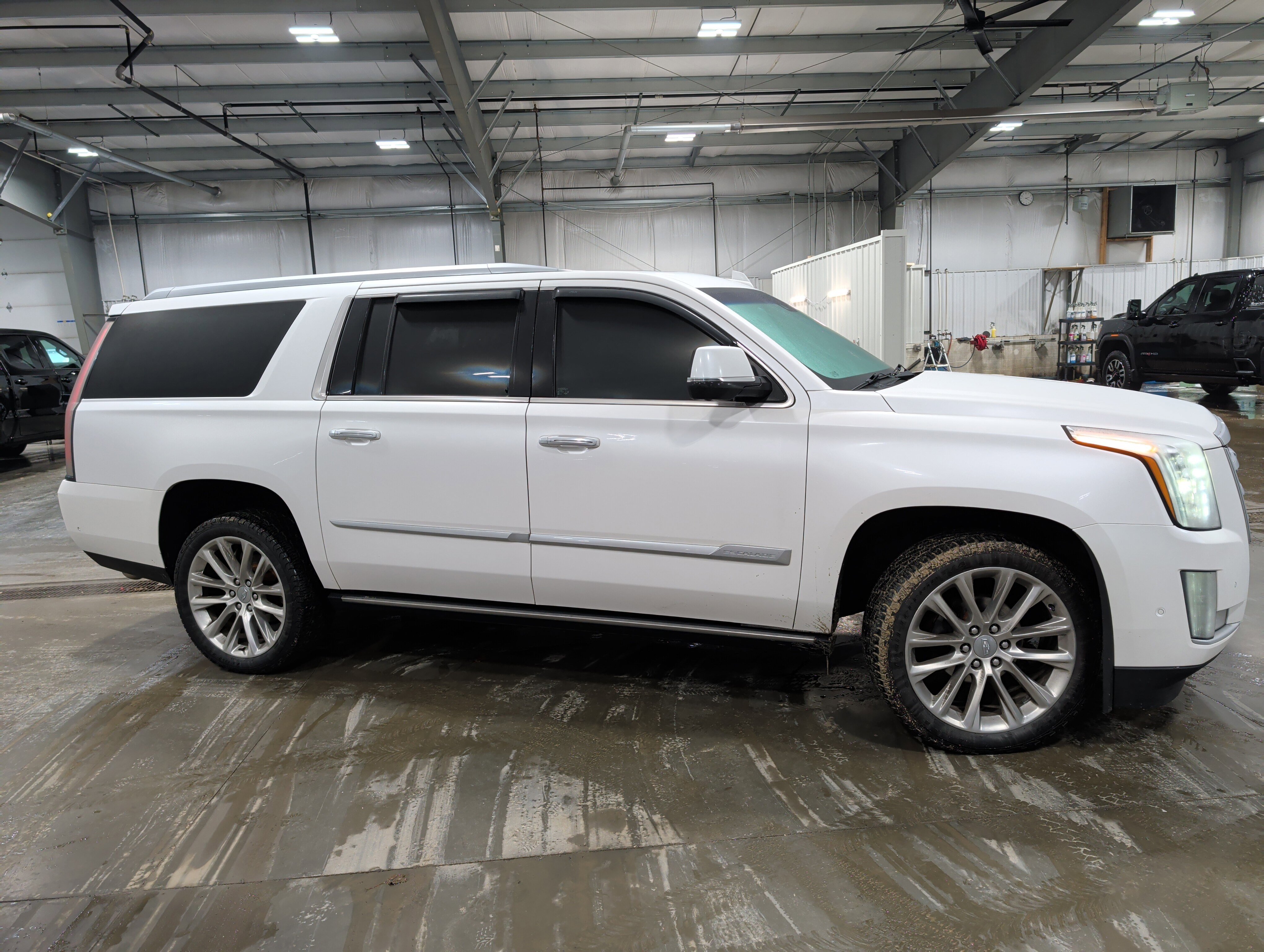 Used 2019 Cadillac Escalade ESV Premium Luxury image 2