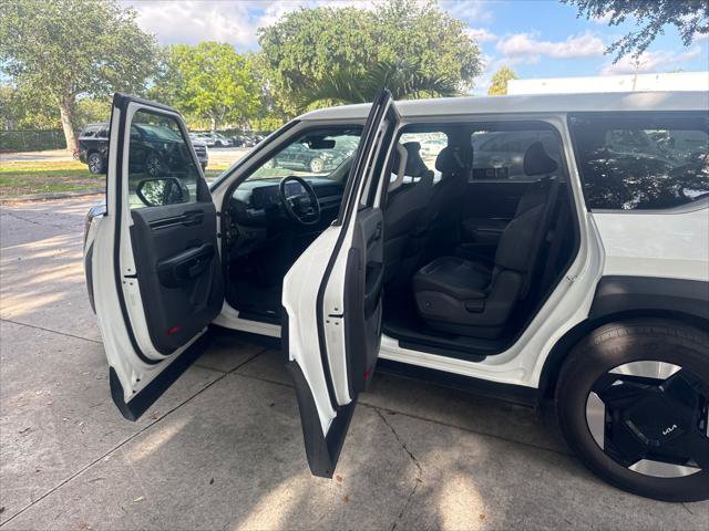 Used 2024 Kia EV9 Light Long Range RWD image 11