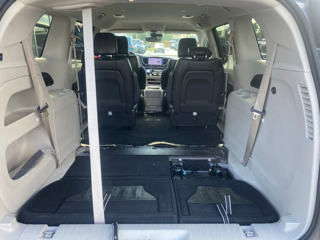 Used 2023 Chrysler Pacifica Touring-L FWD image 27