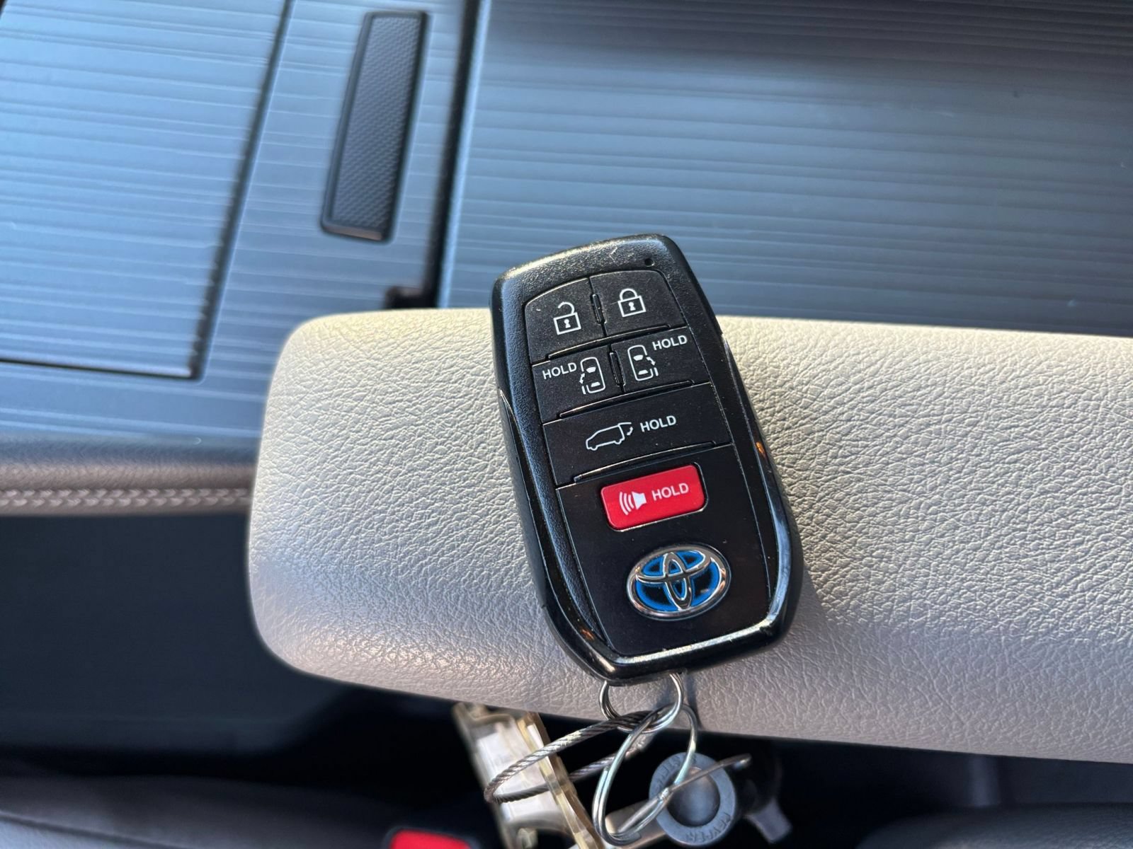 Used 2025 Toyota Sienna XLE FWD image 21