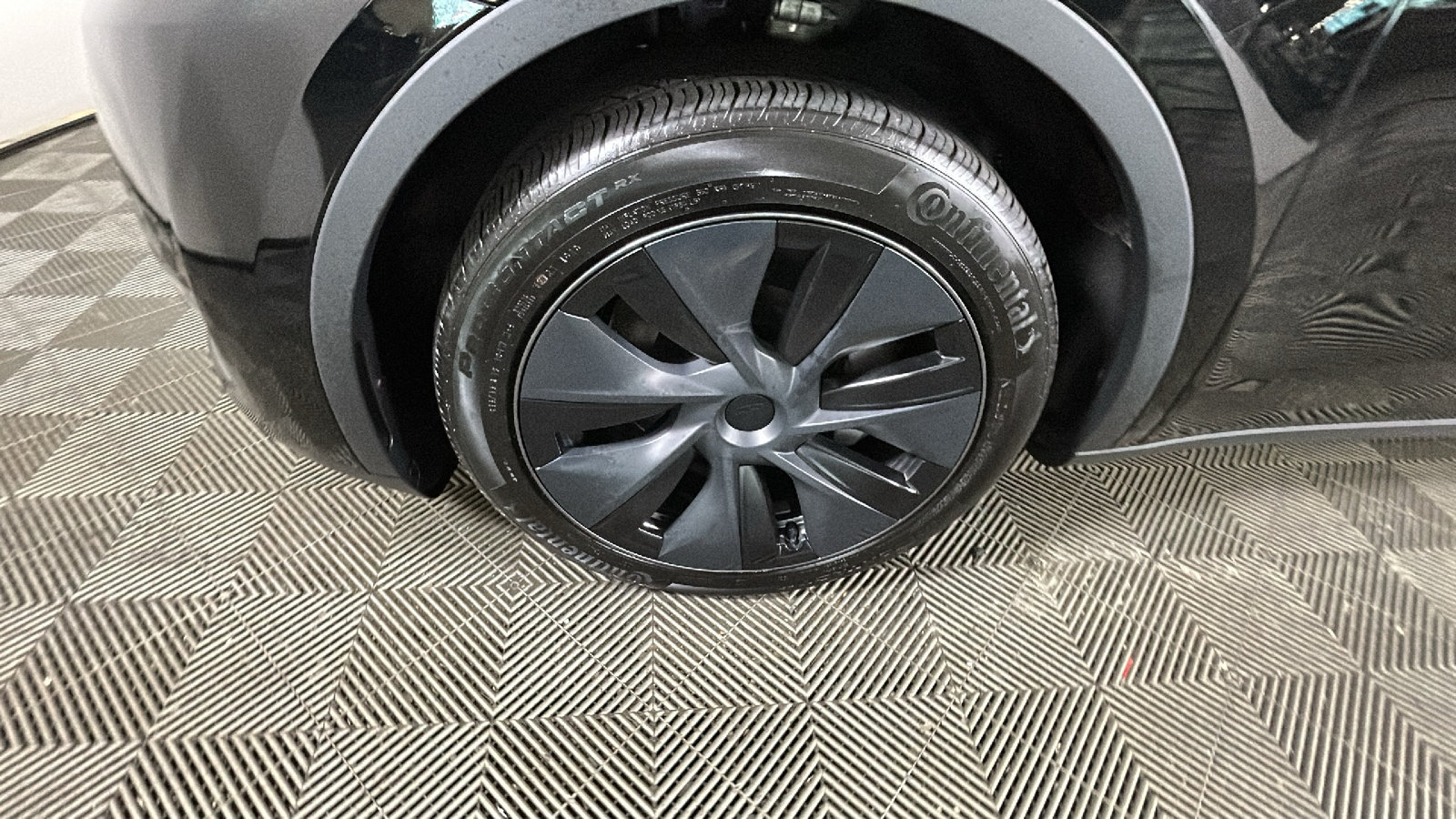 Used 2024 Tesla Model Y Long Range AWD/4WD image 9