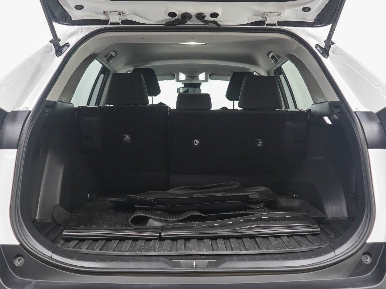 Used 2025 Toyota RAV4 LE AWD/4WD image 17