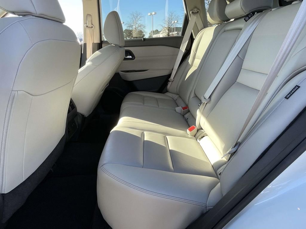 Used 2023 Nissan Rogue SL w/ SL Premium Package image 12