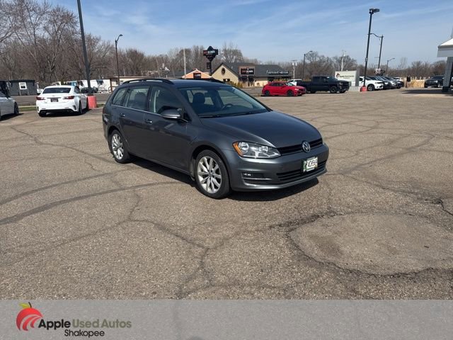 Used 2017 Volkswagen Golf SE image 1