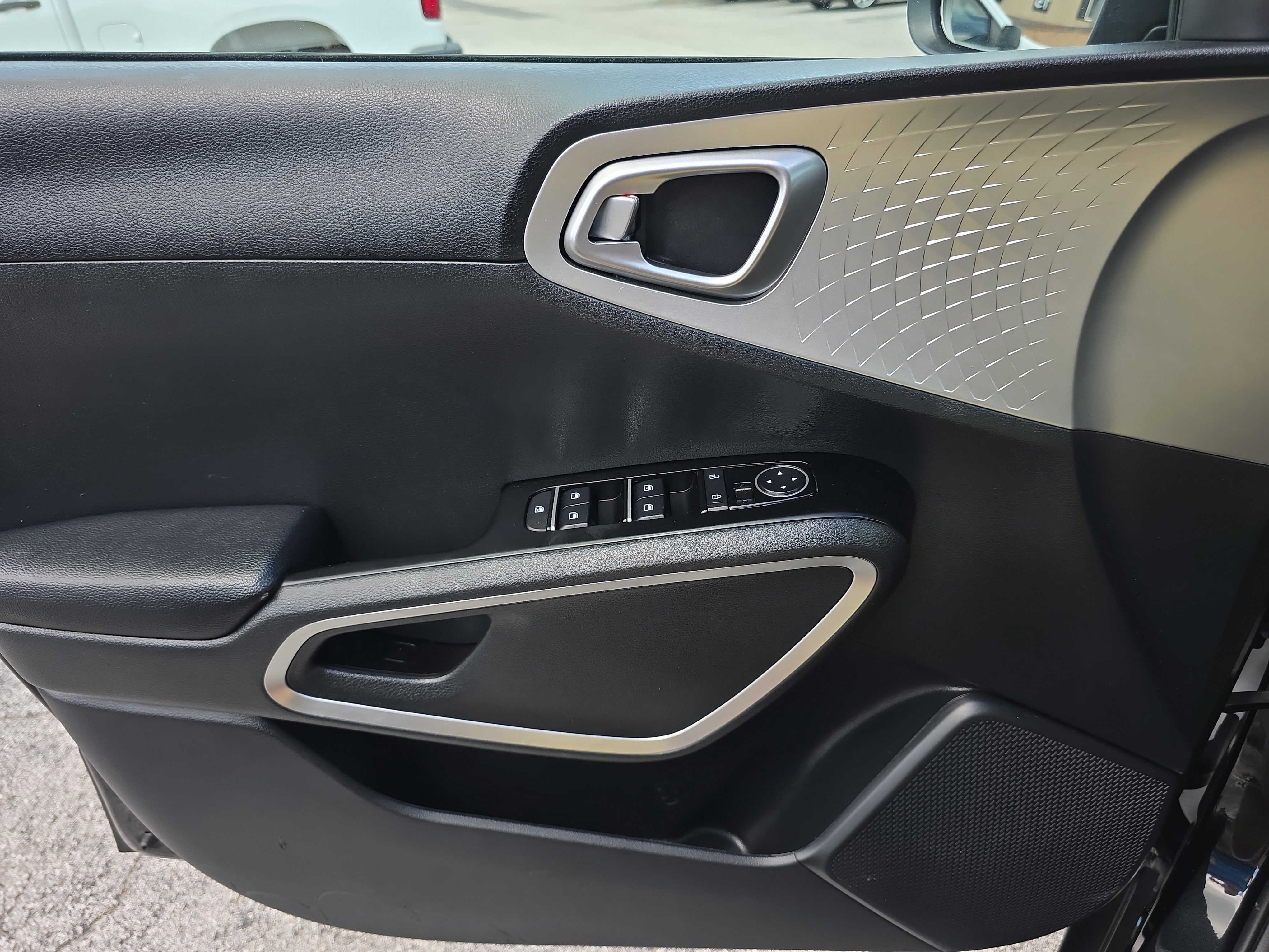 Used 2025 Kia Soul LX FWD image 22