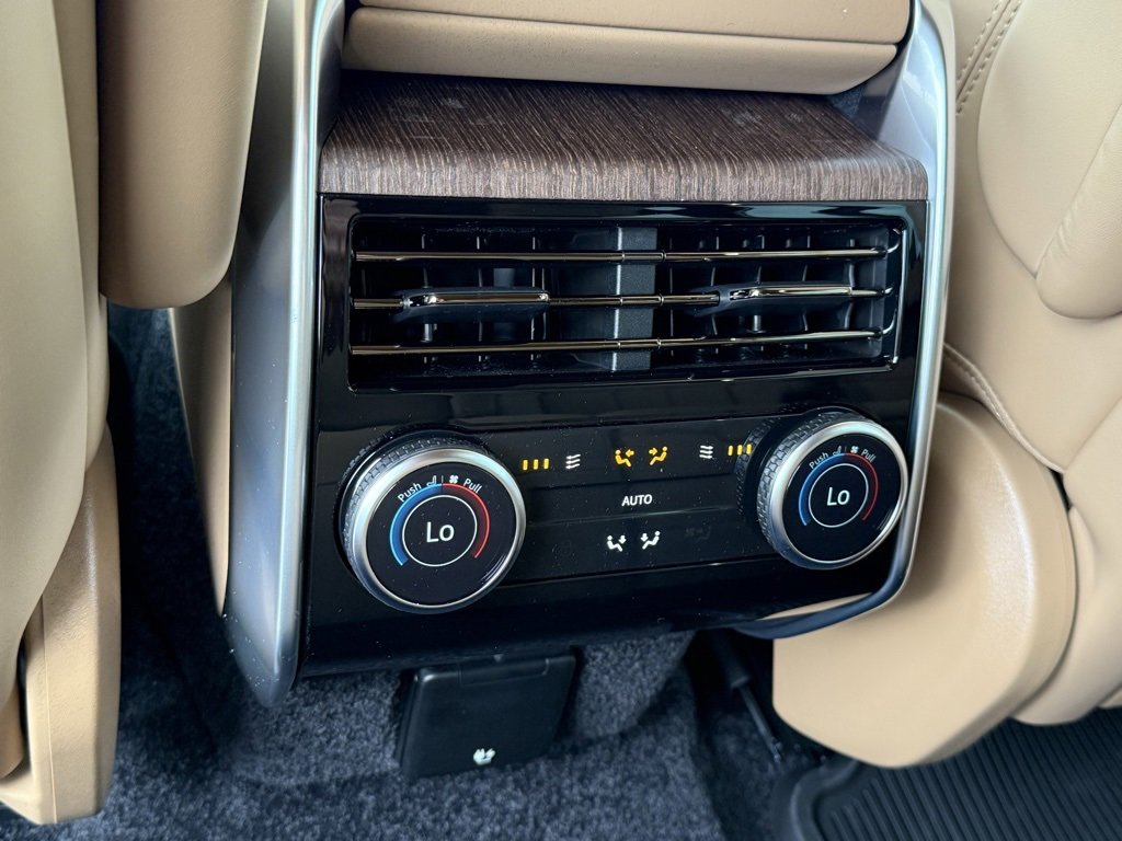 New 2025 Land Rover Range Rover Long Wheelbase SE image 33