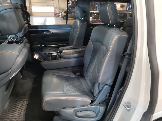 Used 2022 Jeep Grand Wagoneer Series III w/ HD Trailer Tow Package AWD/4WD image 11