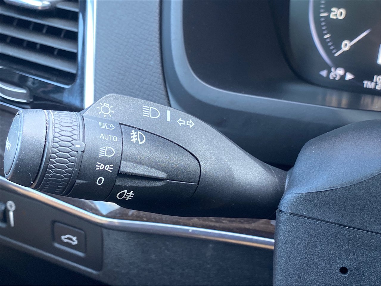 Used 2018 Volvo XC90 T6 Momentum w/ Convenience Package image 30