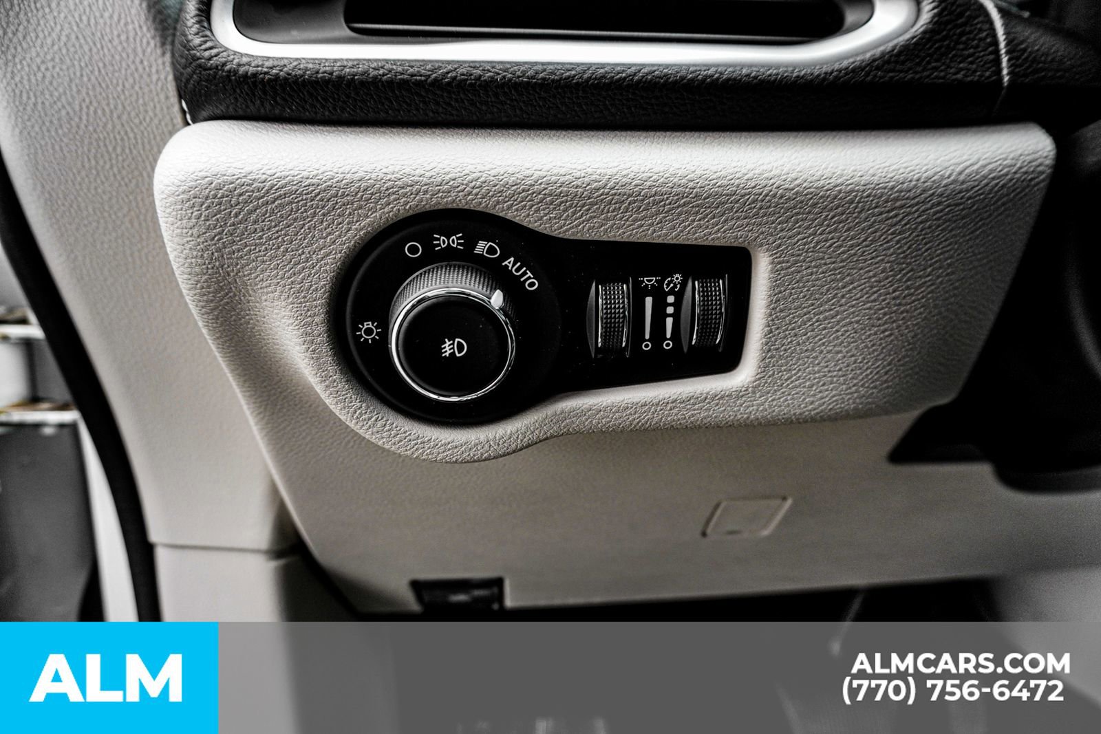 Used 2023 Chrysler Pacifica Touring-L image 38