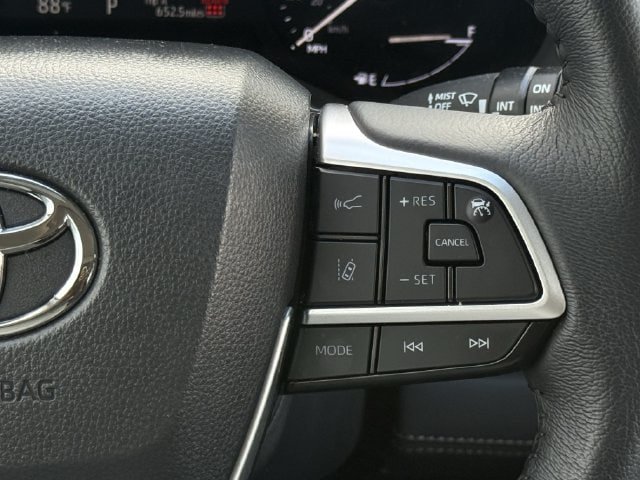 Used 2025 Toyota Sienna XLE FWD image 15