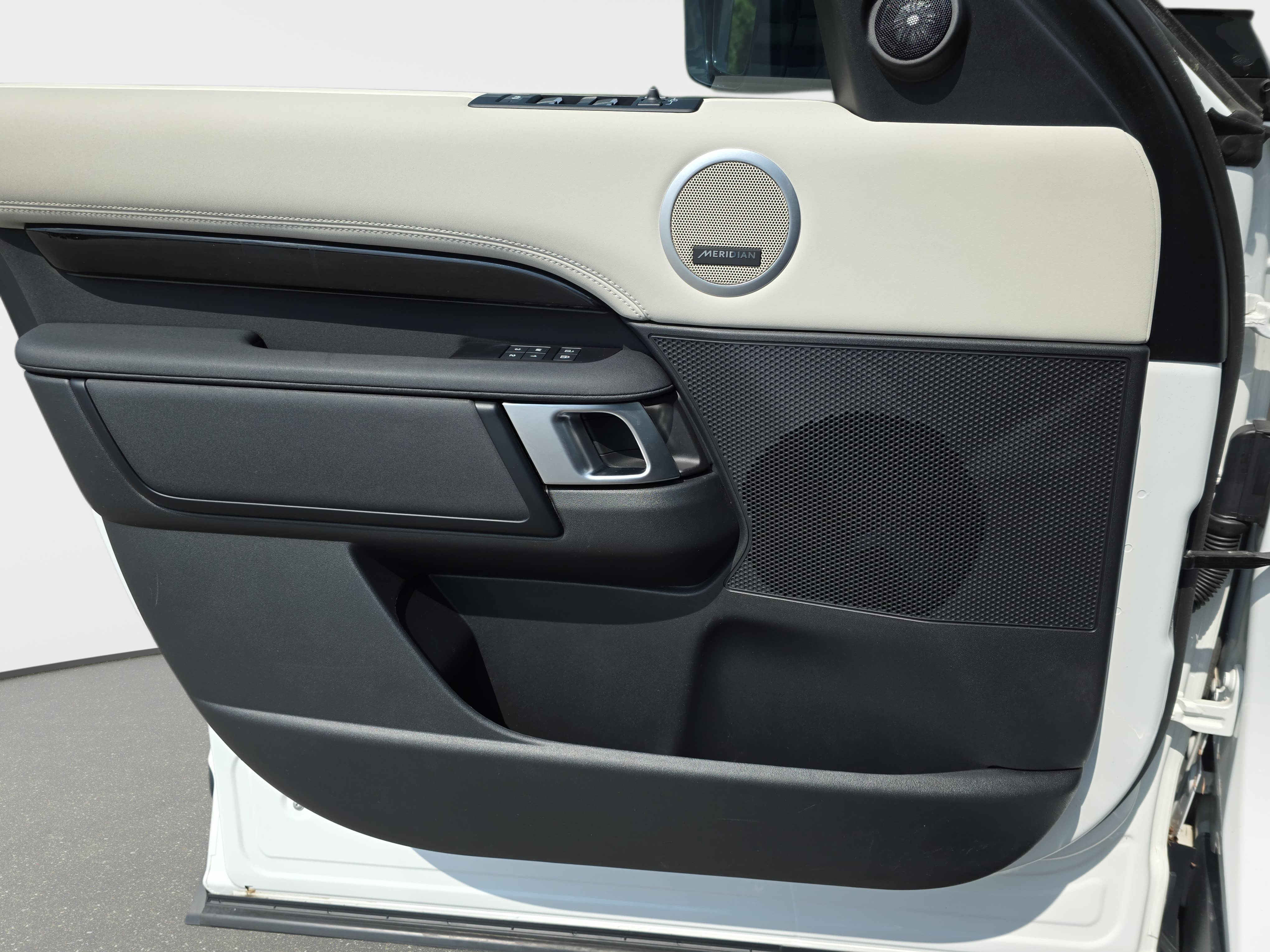 Certified 2025 Land Rover Discovery S AWD/4WD image 29
