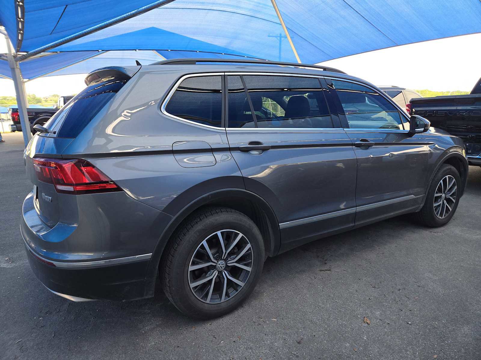 Used 2020 Volkswagen Tiguan SE w/ Panoramic Sunroof Package FWD image 4