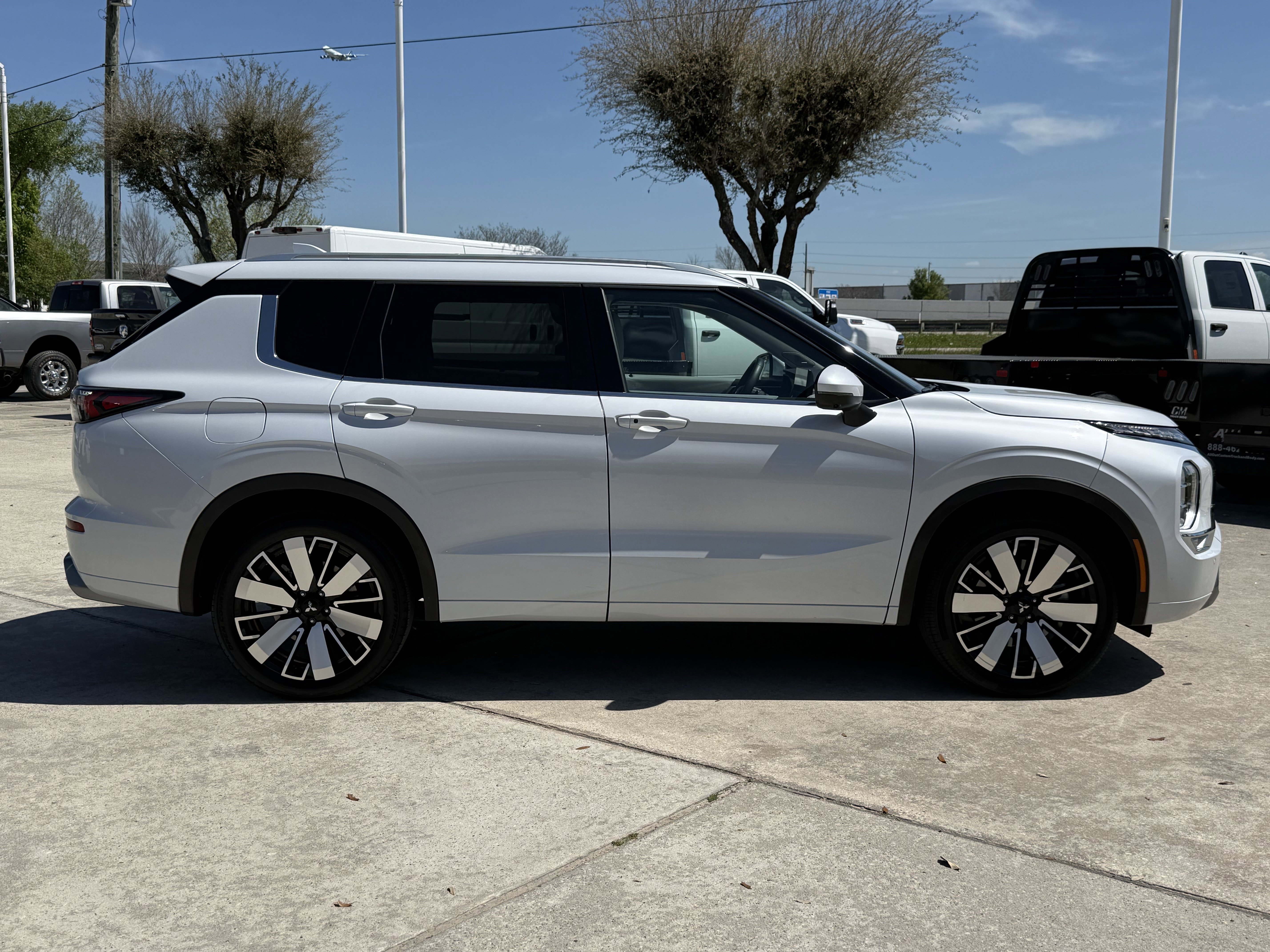 Used 2025 Mitsubishi Outlander SEL image 3