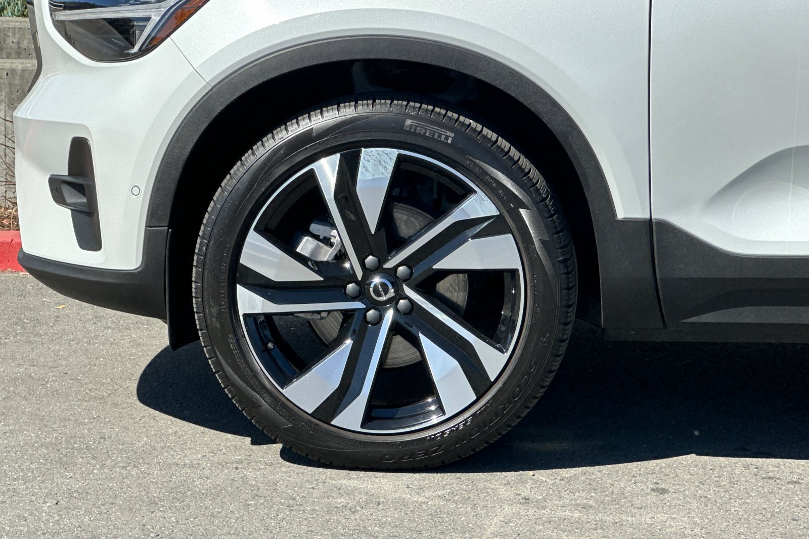 Certified 2025 Volvo XC40 B5 Ultra AWD/4WD image 12