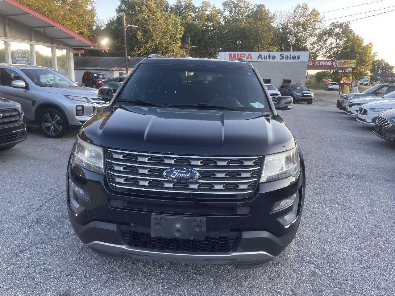 Used 2017 Ford Explorer XLT w/ Equipment Group 202A AWD/4WD image 8